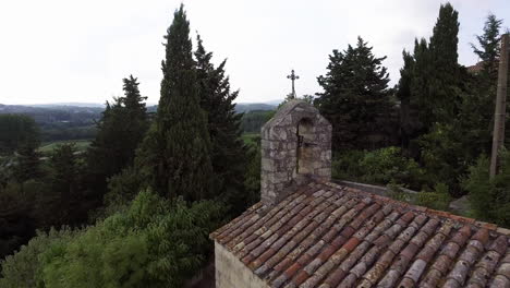 Dron-Disparó-Sobre-Una-Iglesia-En-El-Sur-De-Francia-Con-Viñedos-Al-Fondo
